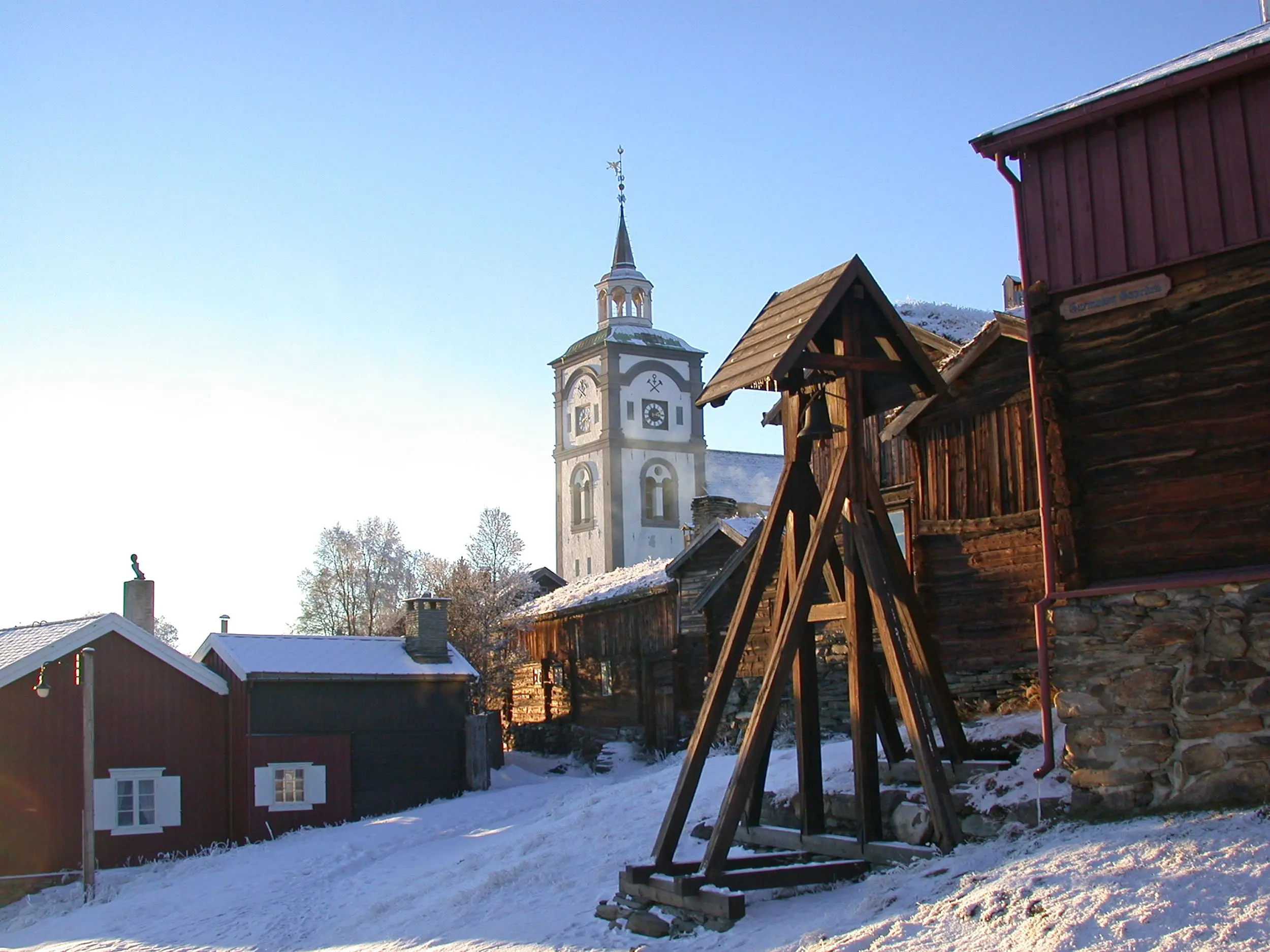 Kirke og hyttklokke. Foto: Einar Aasen, 2002